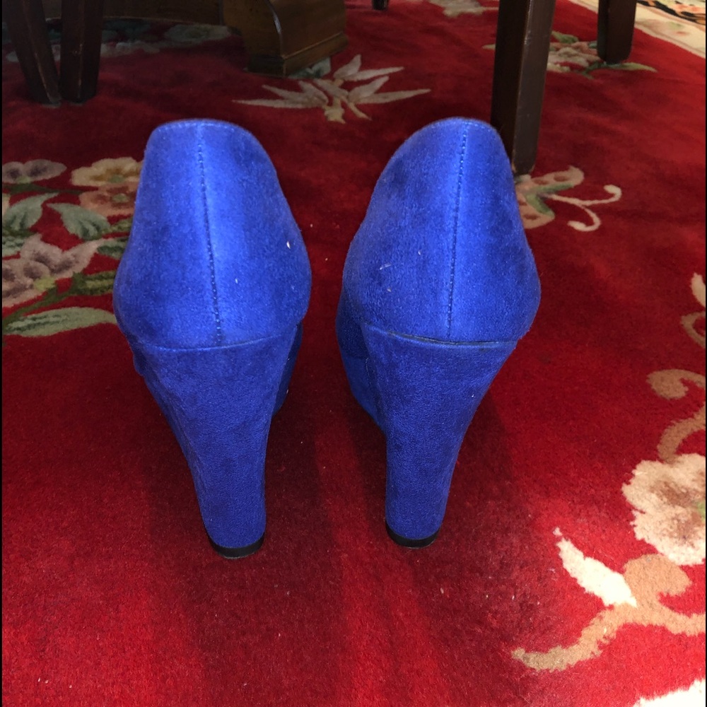 Electric ⚡️ Blue faux suede wedge heels - Picture 3 of 6
